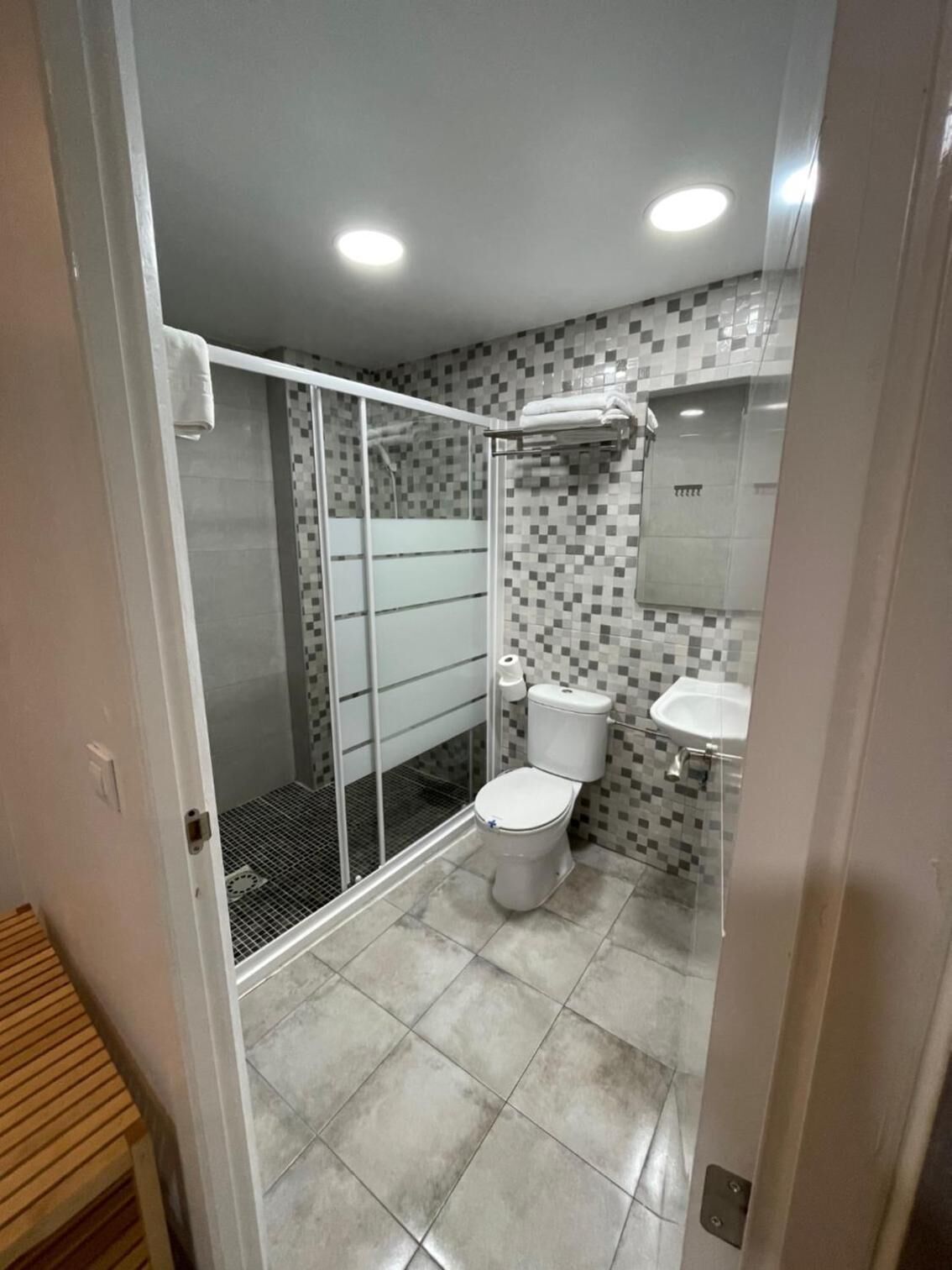 Un baño con ducha, inodoro y lavamanos.