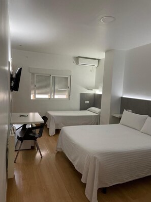 Minibar, safe på rommet, skrivebord og lydisolert