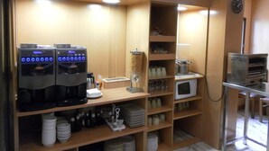 A compact kitchen with two coffee machines, a microwave, and a toaster. - Hotel Condedu Badajoz (Badajoz)