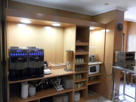 Desayuno buffet diario (EUR 3.5 por persona)