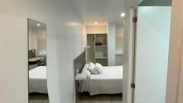 Minibar, caja de seguridad en la habitación y escritorio