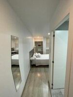 Minibar, caja de seguridad en la habitación y escritorio 