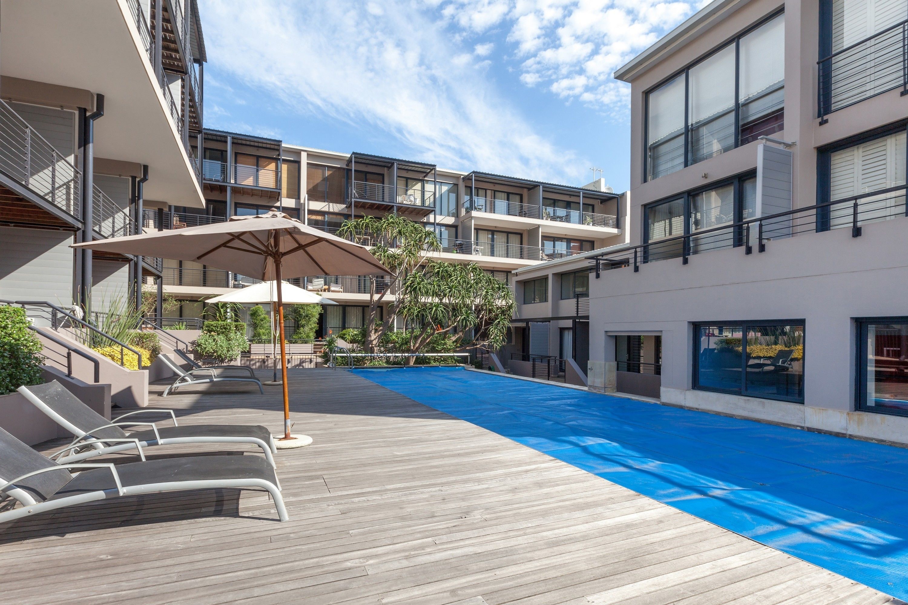 Hồ bơi ngoài trời, dù/ô trên bãi biển/hồ bơi, ghế dài tắm nắng 