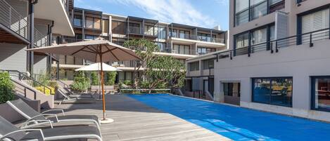 Hồ bơi ngoài trời, dù/ô trên bãi biển/hồ bơi, ghế dài tắm nắng