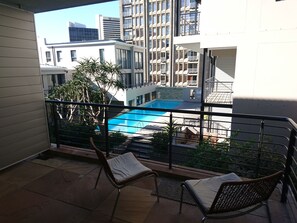 J10 Aderely Terrace  | 2 bedrooms, in-room safe, individually decorated, individually furnished - Adderley Terraces J10 by CTHA (Cape Town)