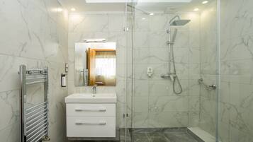Deluxe Double Room | Bathroom