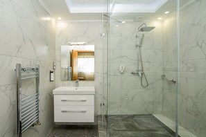 Deluxe Double Room | Bathroom | Shower, rainfall showerhead, designer toiletries, hair dryer - Marmara Hotel Budapest (Budapest)