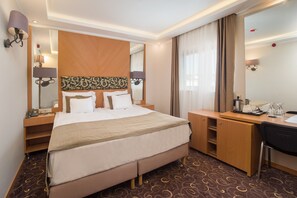 Deluxe Double Room | In-room safe, desk, laptop workspace, blackout drapes - Marmara Hotel Budapest (Budapest)