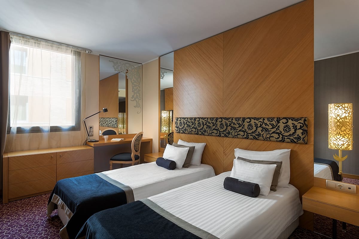 Standaard Twin kamer, 2 eenpersoonsbedden | 1 slaapkamer, een kluis op de kamer, een bureau, een laptopwerkplek