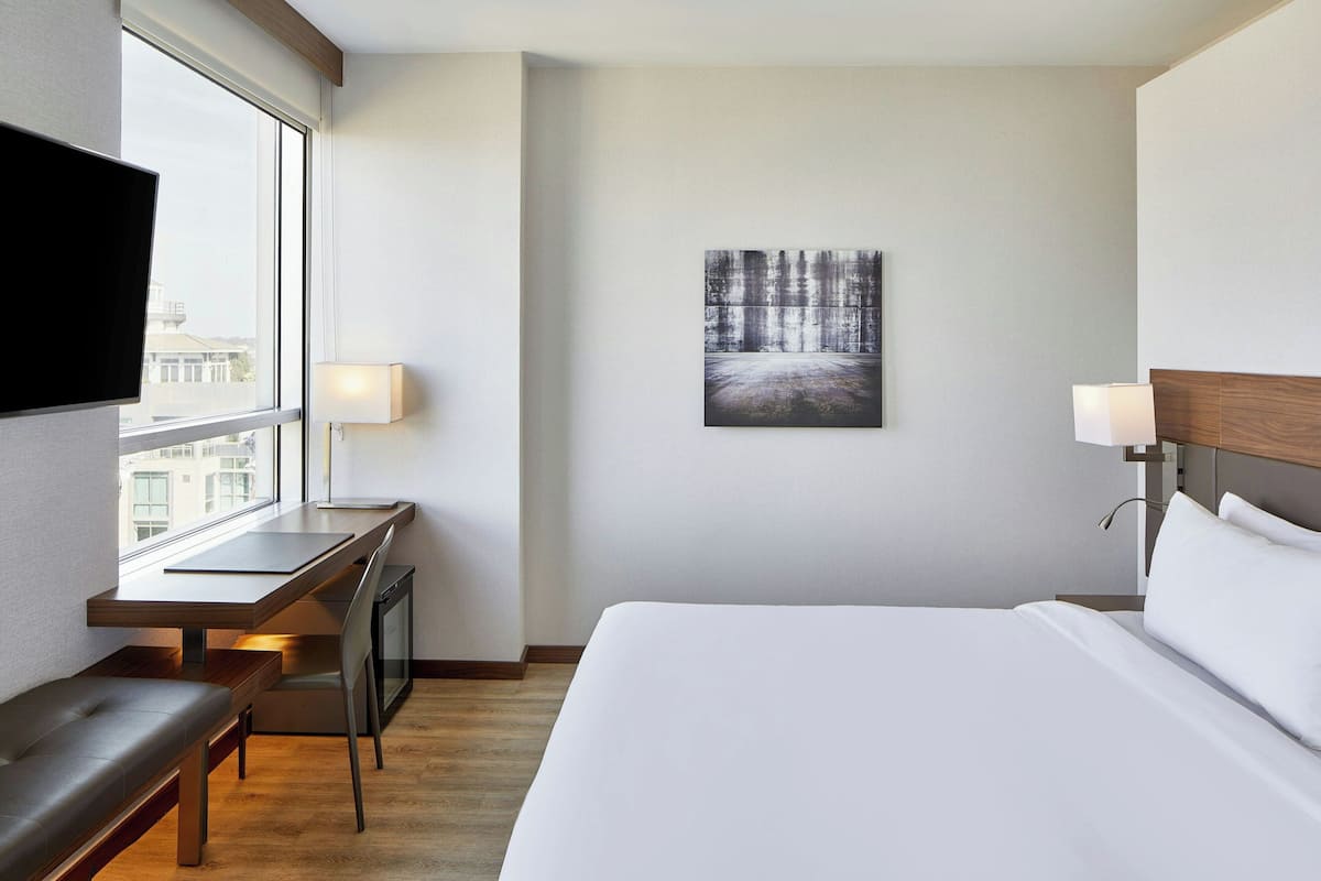 Chambre, 1 très grand lit, vue sur le fleuve | Literie de qualité, coffre-fort, bureau, rideaux d’obscurcissement
