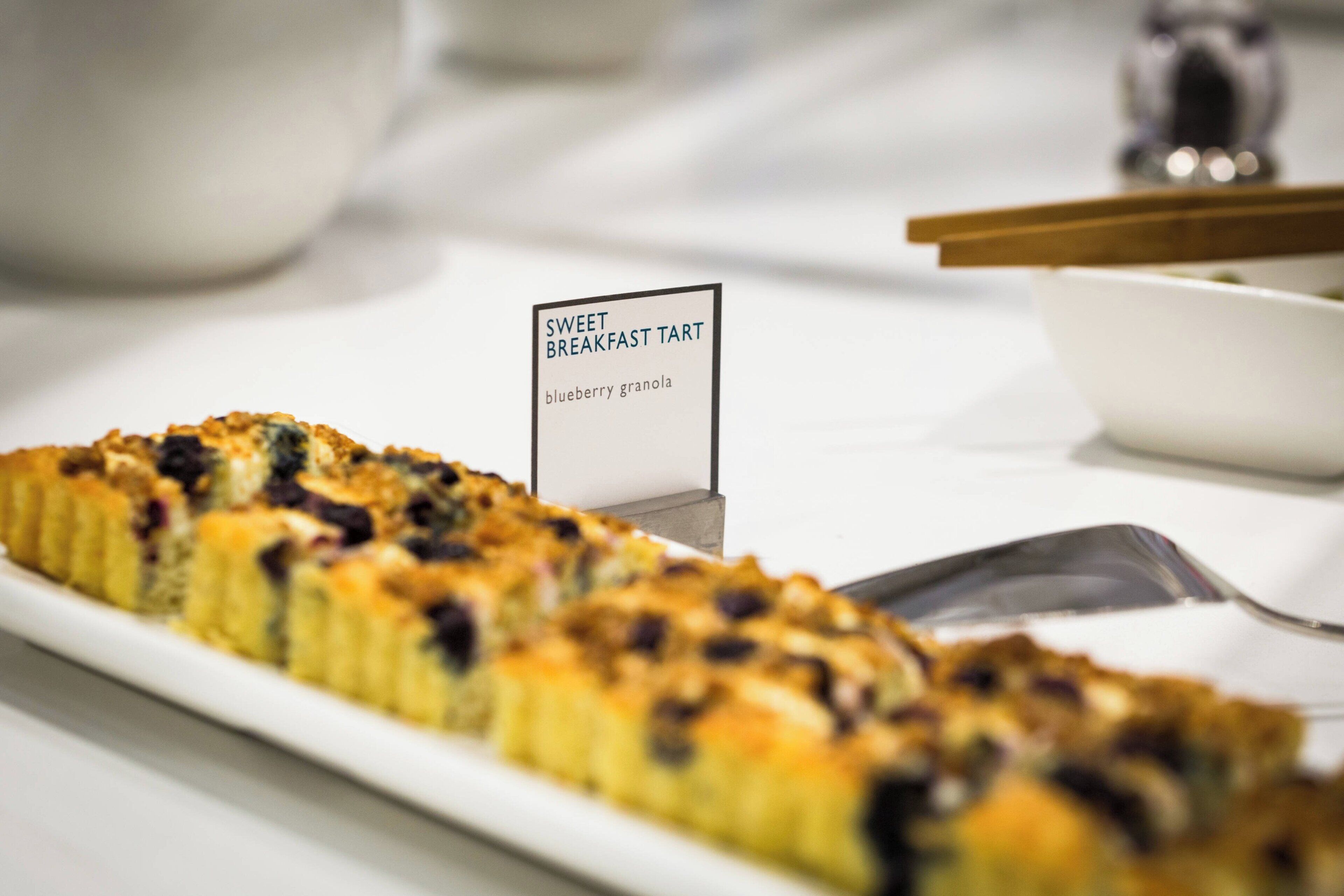 Een ontbijttaartje met een label dat aangeeft dat het blauwe bessen granola is.