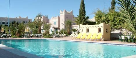 Outdoor pool, pool umbrellas, sun loungers