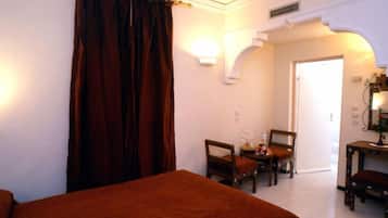 Minibar, escritorio, cortinas opacas y wifi gratis