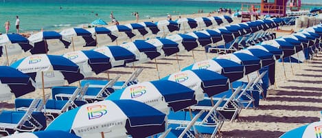 Una playa cerca, sillas reclinables de playa, toallas de playa