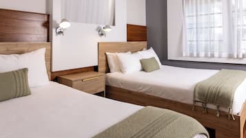 Chambre Double Deluxe, 2 grands lits | Coffres-forts dans les chambres, ameublement personnalisé, bureau