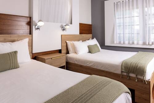 Deluxe-Doppelzimmer, 2 Queen-Betten | Zimmersafe, individuell eingerichtet, Schreibtisch