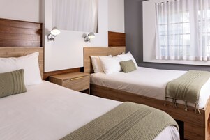 Caja de seguridad en la habitación, muebles diferentes y escritorio 