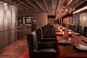 3 restaurants, breakfast, lunch, dinner served; international cuisine