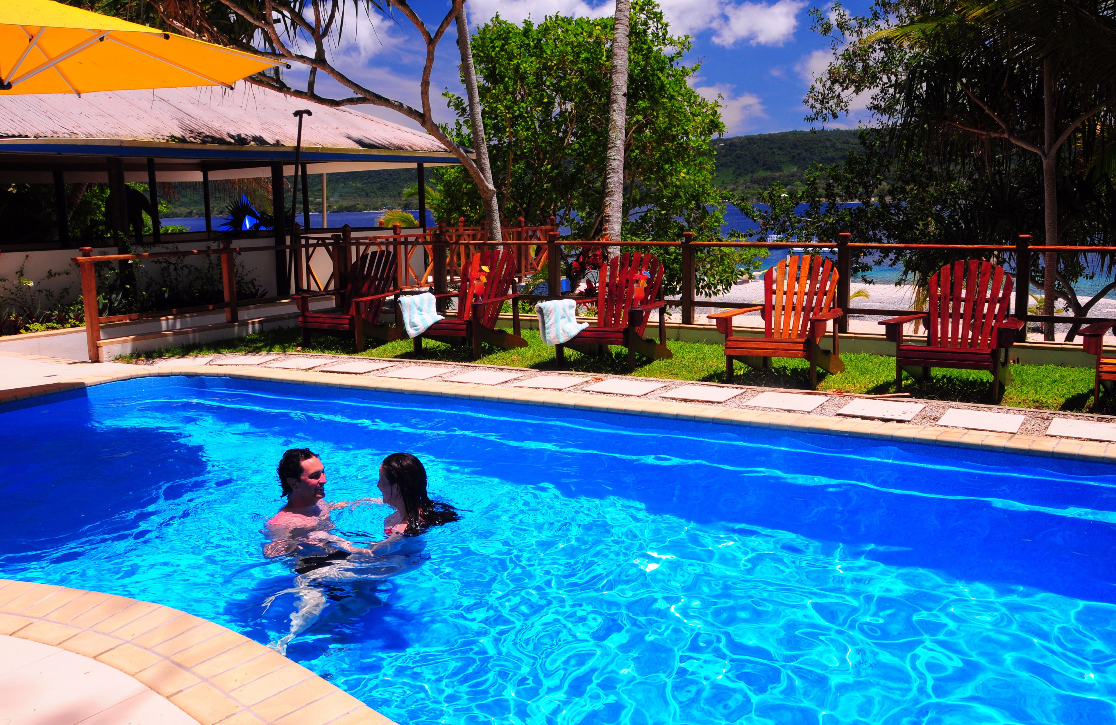 Hồ bơi ngoài trời, dù/ô trên bãi biển/hồ bơi, ghế dài tắm nắng 