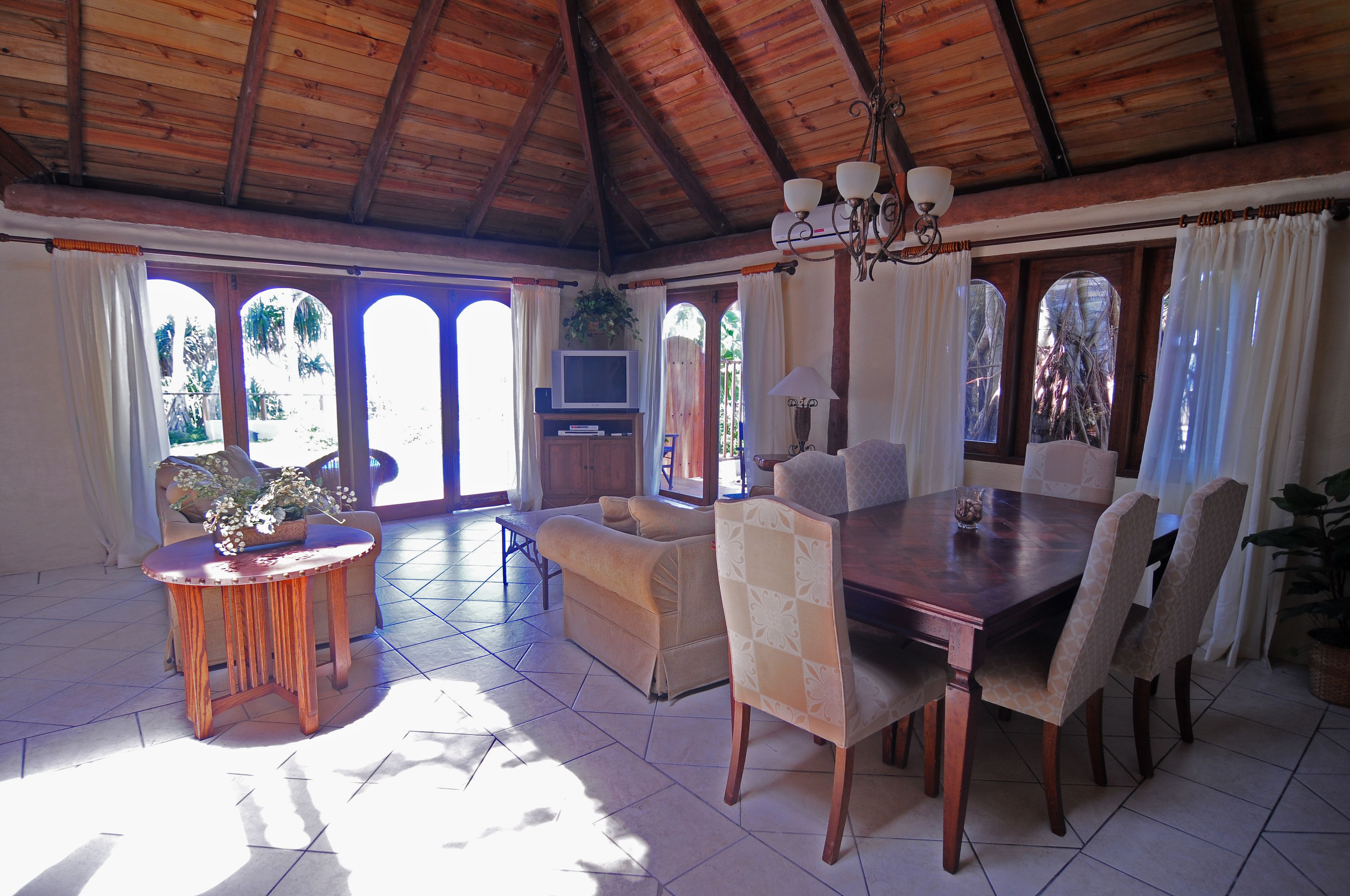 1 bedroom oceanside villa | in-room dining