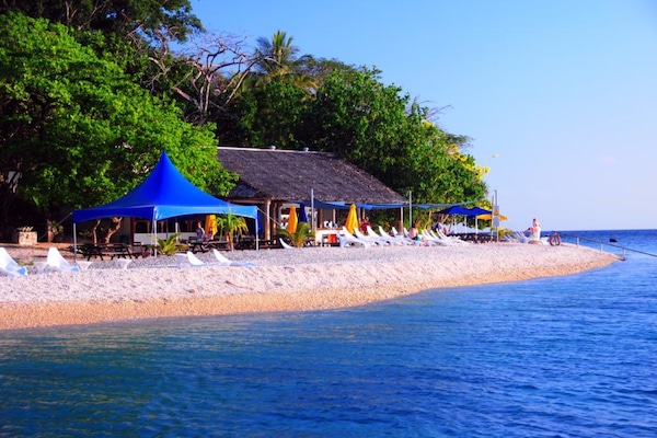 Plage privée, sable blanc, chaises longues, parasols