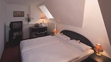 Schreibtisch, Babybetten, Zustellbetten, WLAN