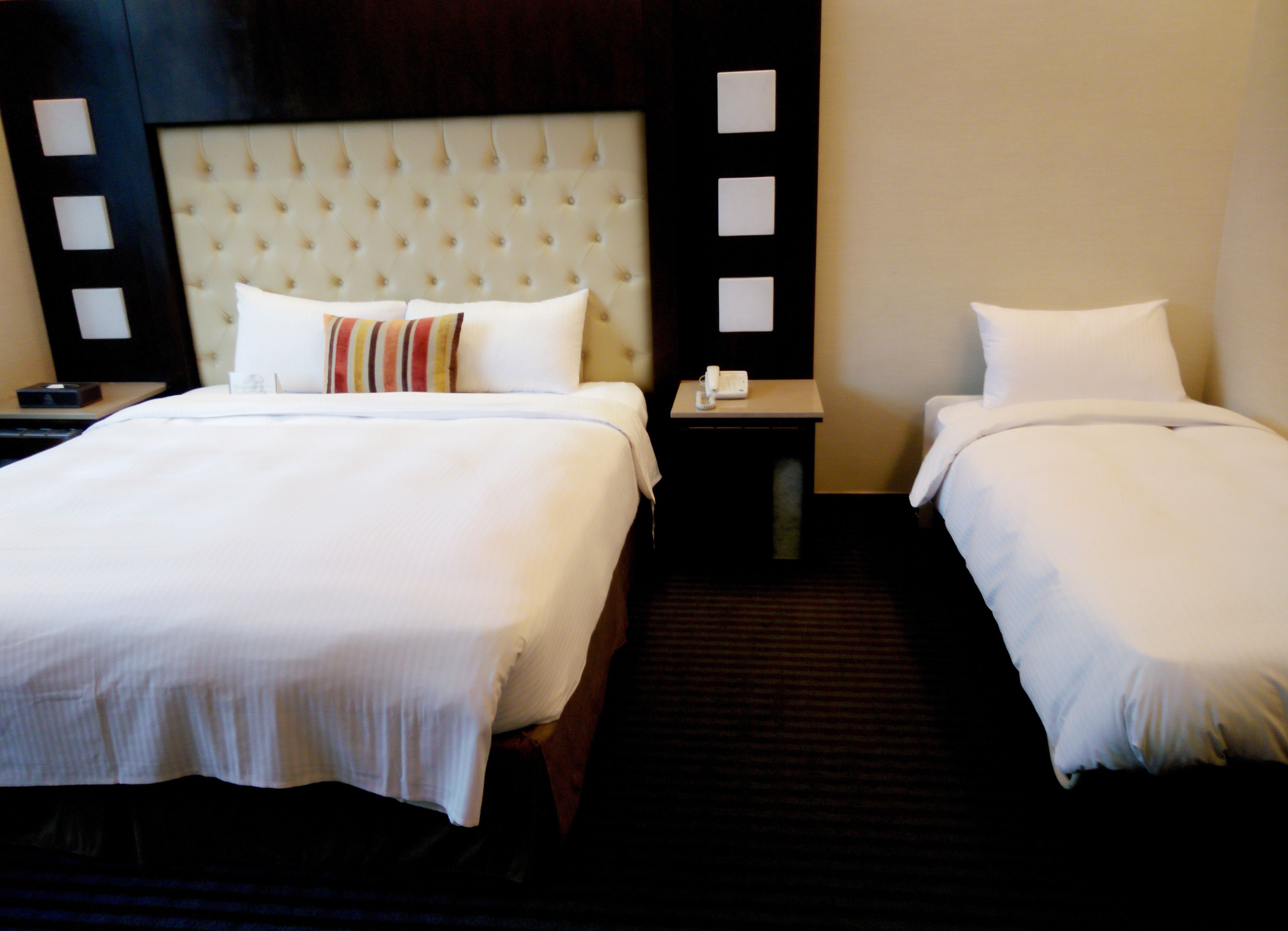 business triple room | in-room safe, desk, iron/ironing board, free wifi