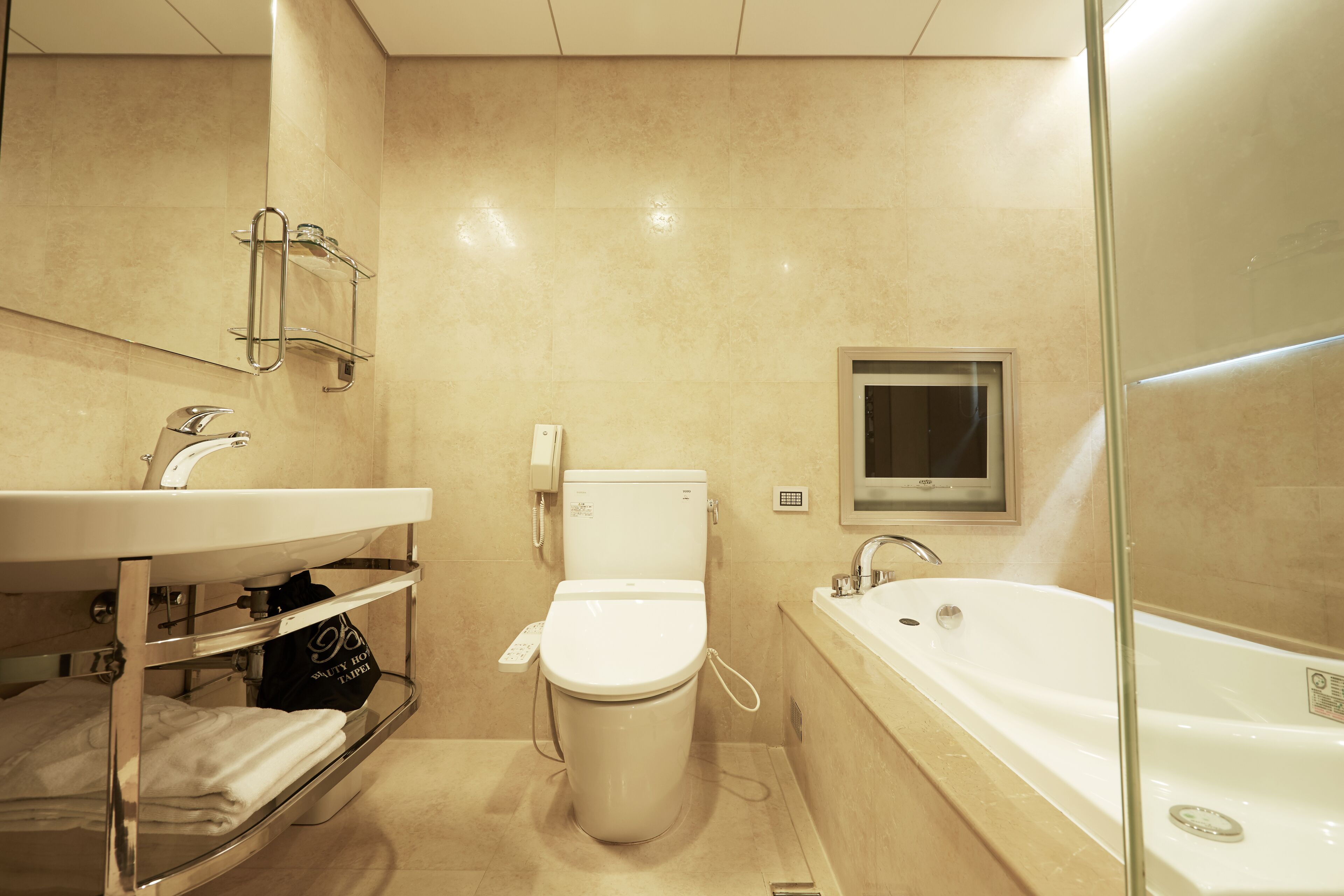 superior double room, 1 double bed | bathroom | separate bathtub and shower, hair dryer, slippers, electronic bidet