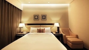 A hotel room with a large bed, two bedside lamps, a chair, and a nightstand with a phone. - Taipei Roumei Boutique Hotel (Taipei)