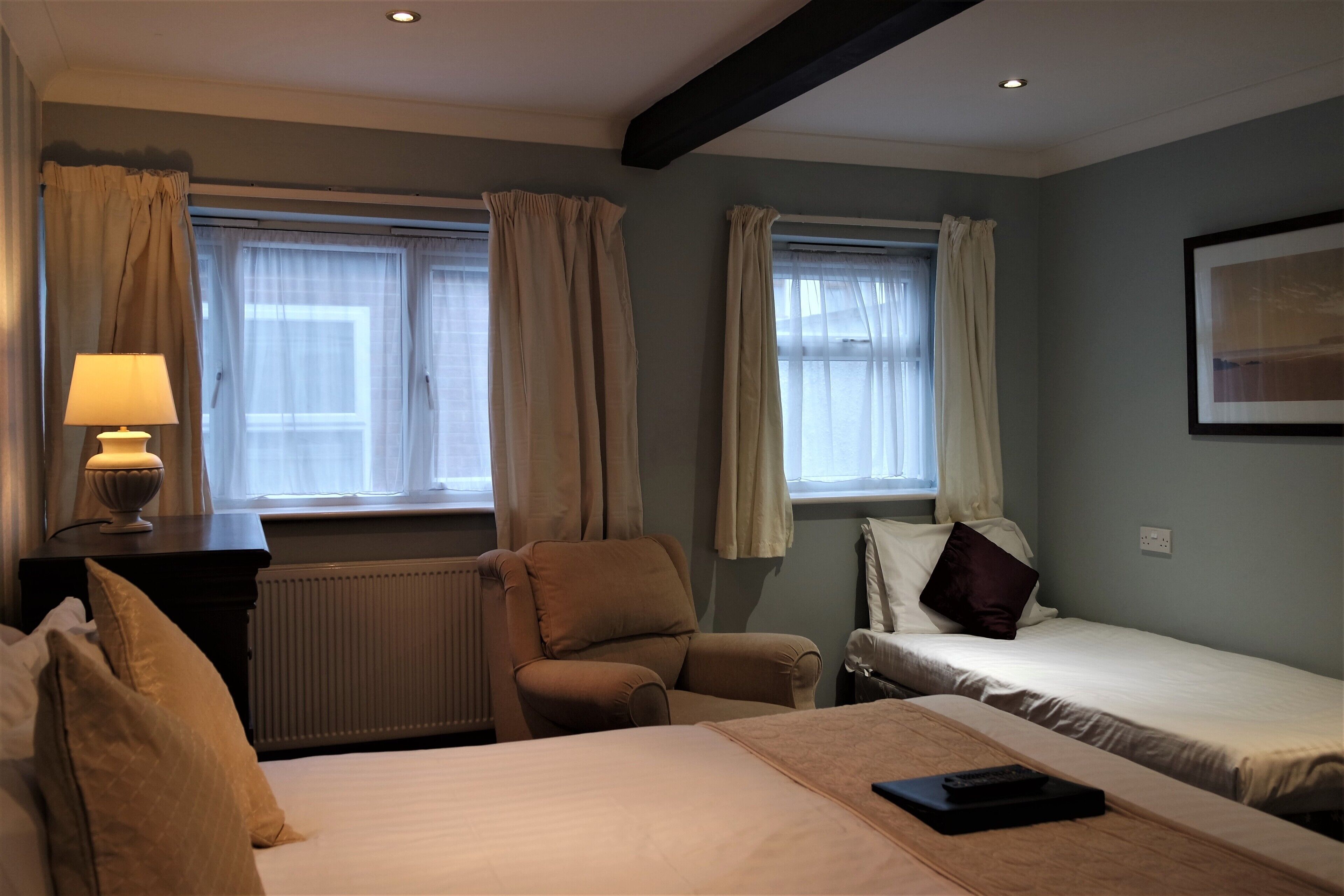 Tabla de planchar con plancha y ropa de cama 