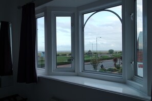 Een strijkplank/strijkijzer, beddengoed