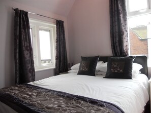 Iron/ironing board, bed sheets - Gable End Hotel (Great Yarmouth)