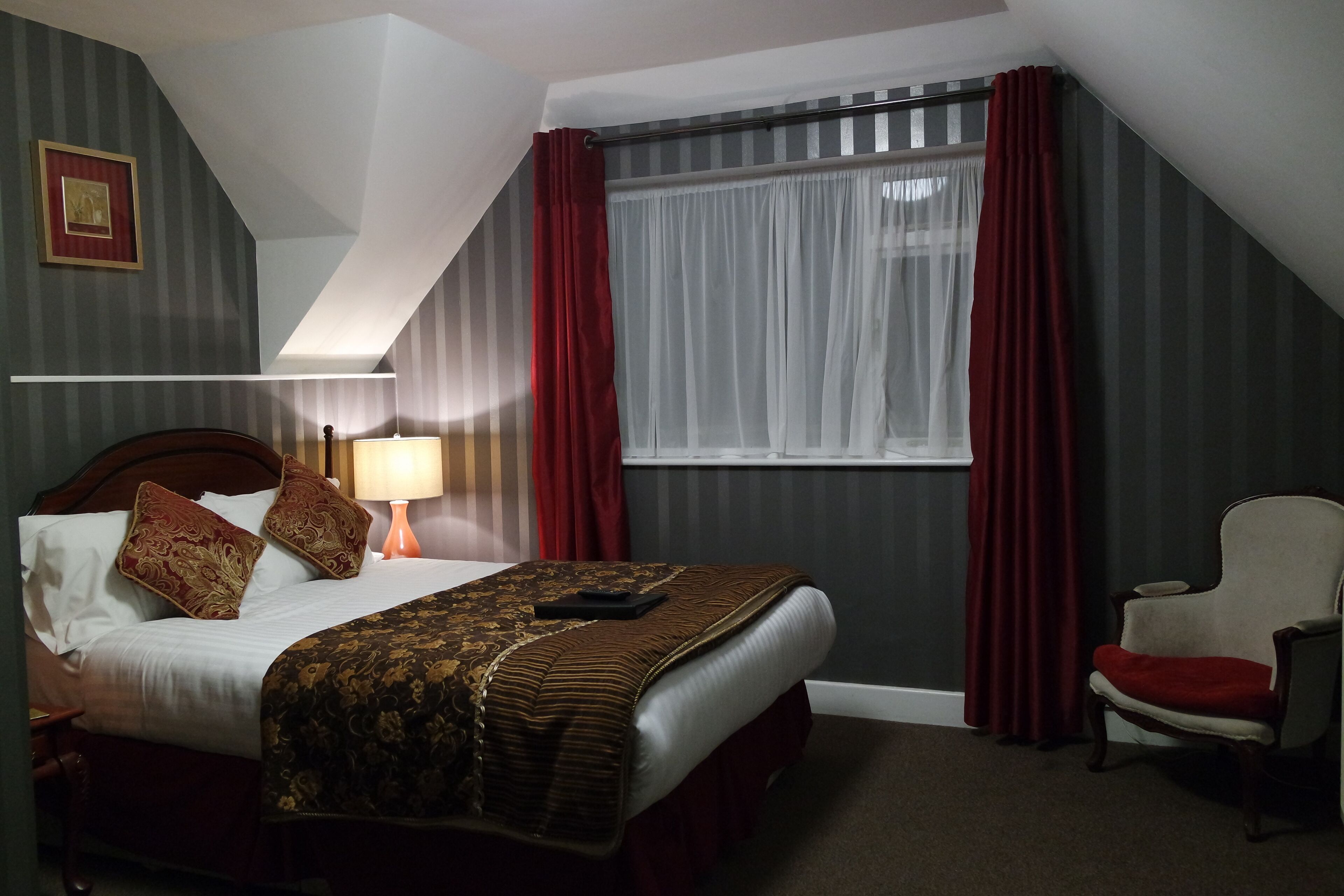 Tabla de planchar con plancha y ropa de cama 