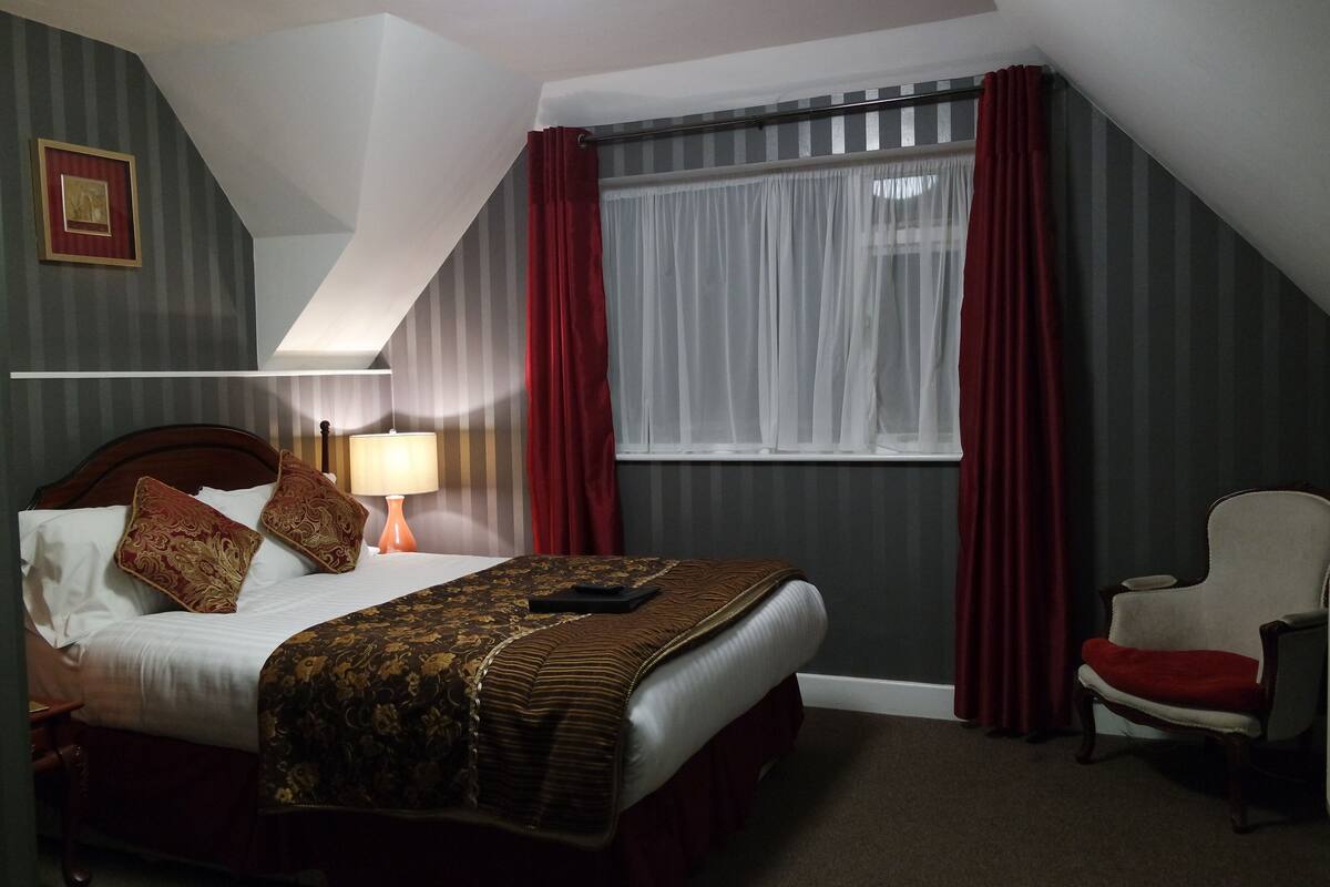 Tabla de planchar con plancha y ropa de cama