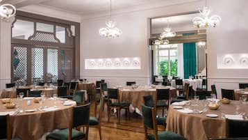 Der serveres frokost og aftensmad
