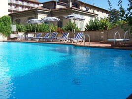 Una piscina al aire libre de temporada