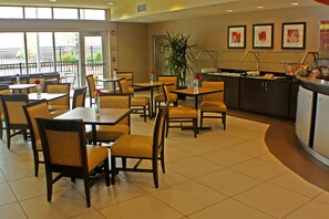 Tägliches Frühstücksbuffet (15.00 USD pro Person)