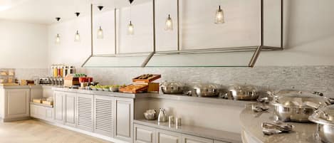 Se sirven desayunos y cenas, cocina americana