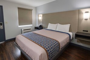 Desk, iron/ironing board, free WiFi, bed sheets - Rodeway Inn Jeffersonville - Washington Court House (Jeffersonville)