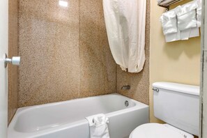 Chambre Standard, 2 grands lits, non-fumeurs | Salle de bain | Baignoire et douche séparées, sÚche-cheveux, serviettes fournies
