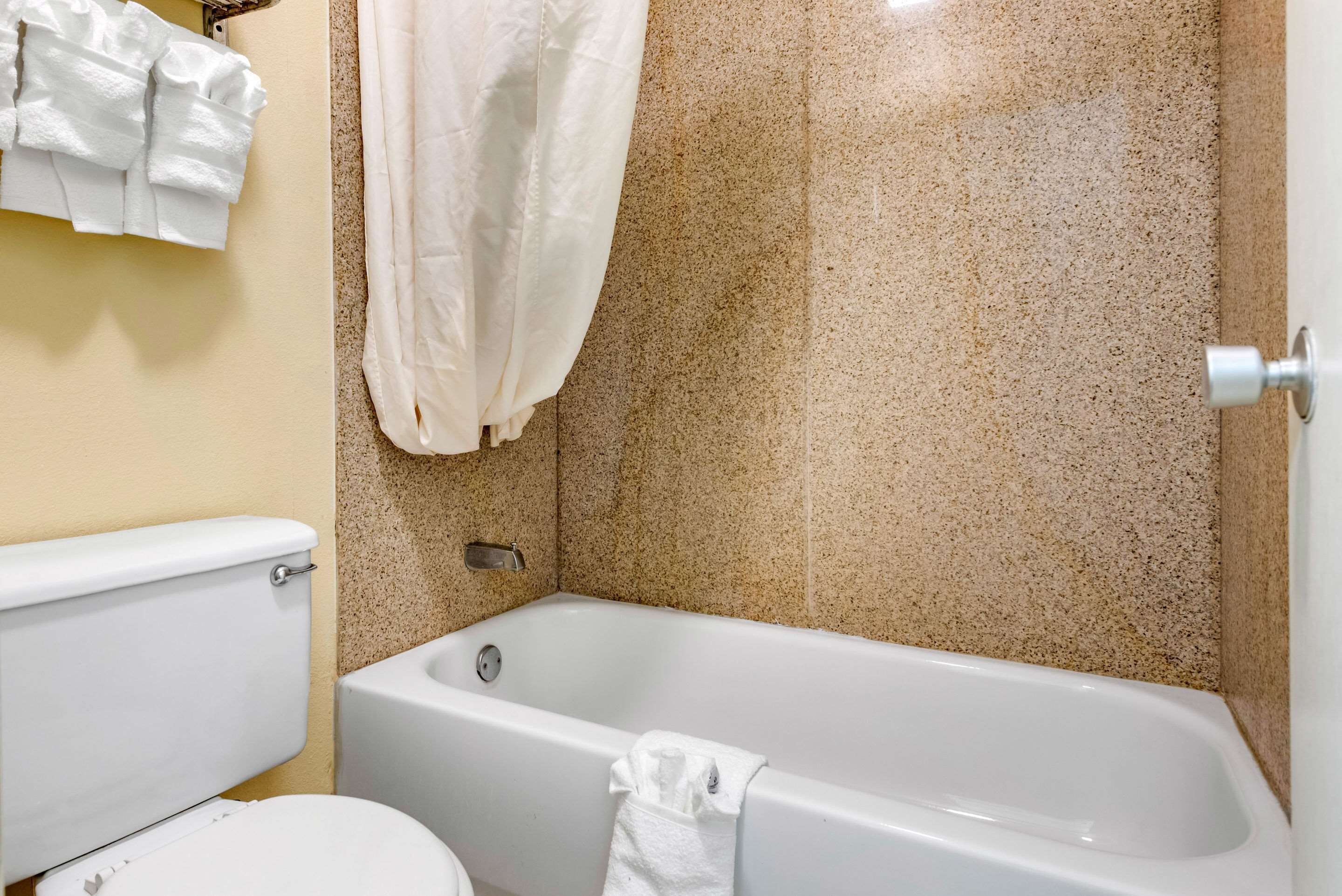 Bañera y ducha independientes, secador de pelo, toallas