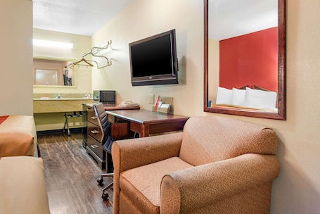 Desk, iron/ironing board, free WiFi, bed sheets. Rodeway Inn Jeffersonville - Washington Court House