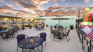 Terrace/patio - Crescent Palms Motel (New Orleans)
