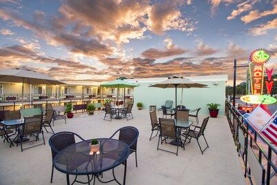 Crescent Palms Motel