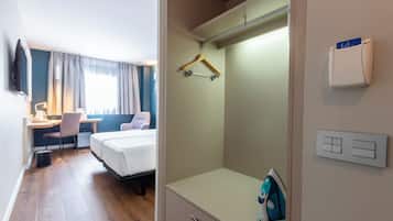 Schreibtisch, Verdunkelungsvorhänge, kostenloses WLAN, Bettwäsche