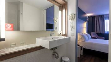 Secador de pelo, toallas, jabón y champú