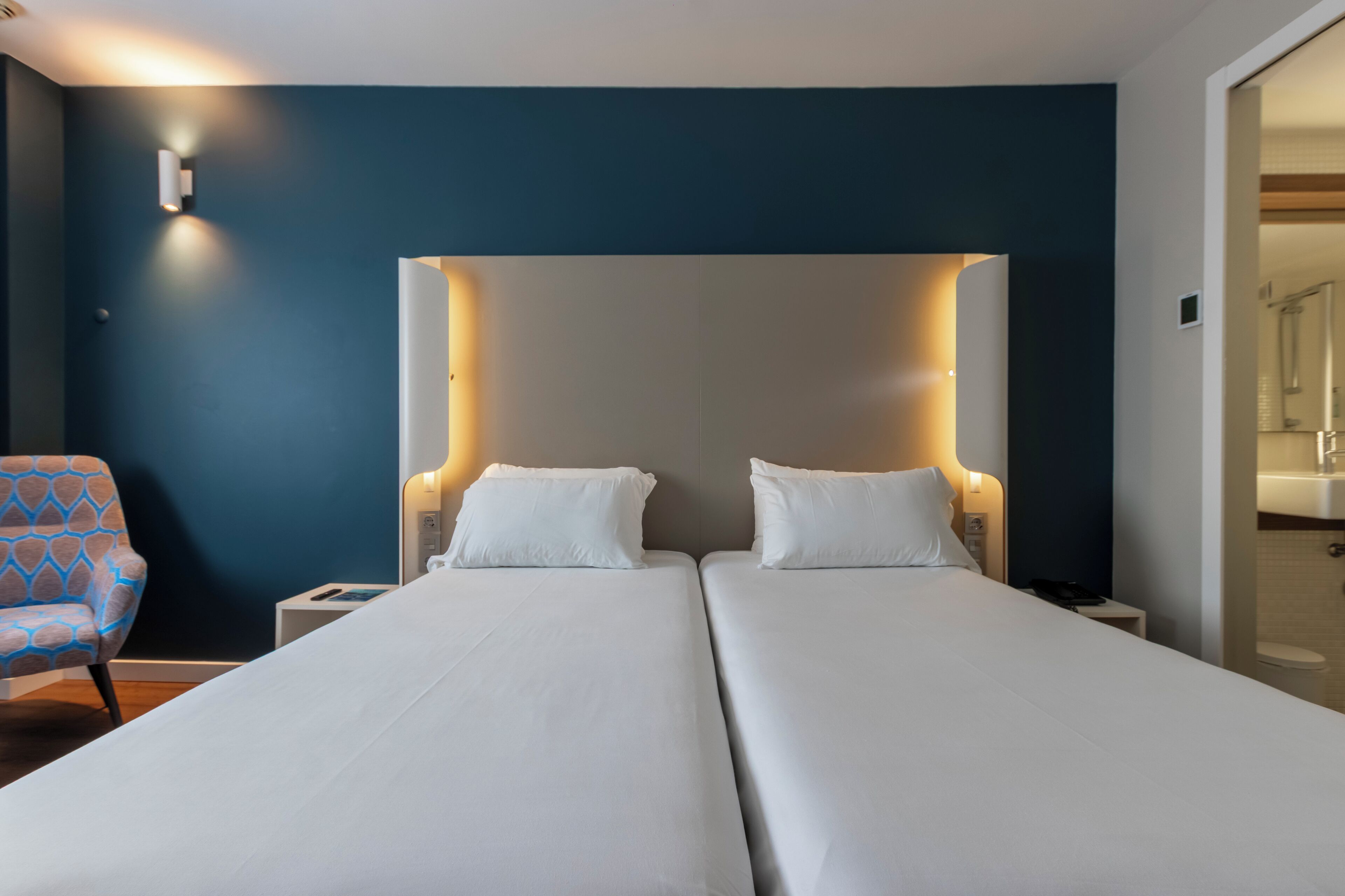 مكتب وستائر تعتيم وواي فاي مجانًا وملاءات أسرّة