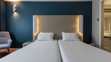 مكتب وستائر تعتيم وواي فاي مجانًا وملاءات أسرّة