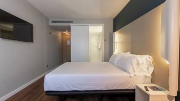 Skrivebord, blendingsgardiner, wi-fi (inkludert) og sengetøy