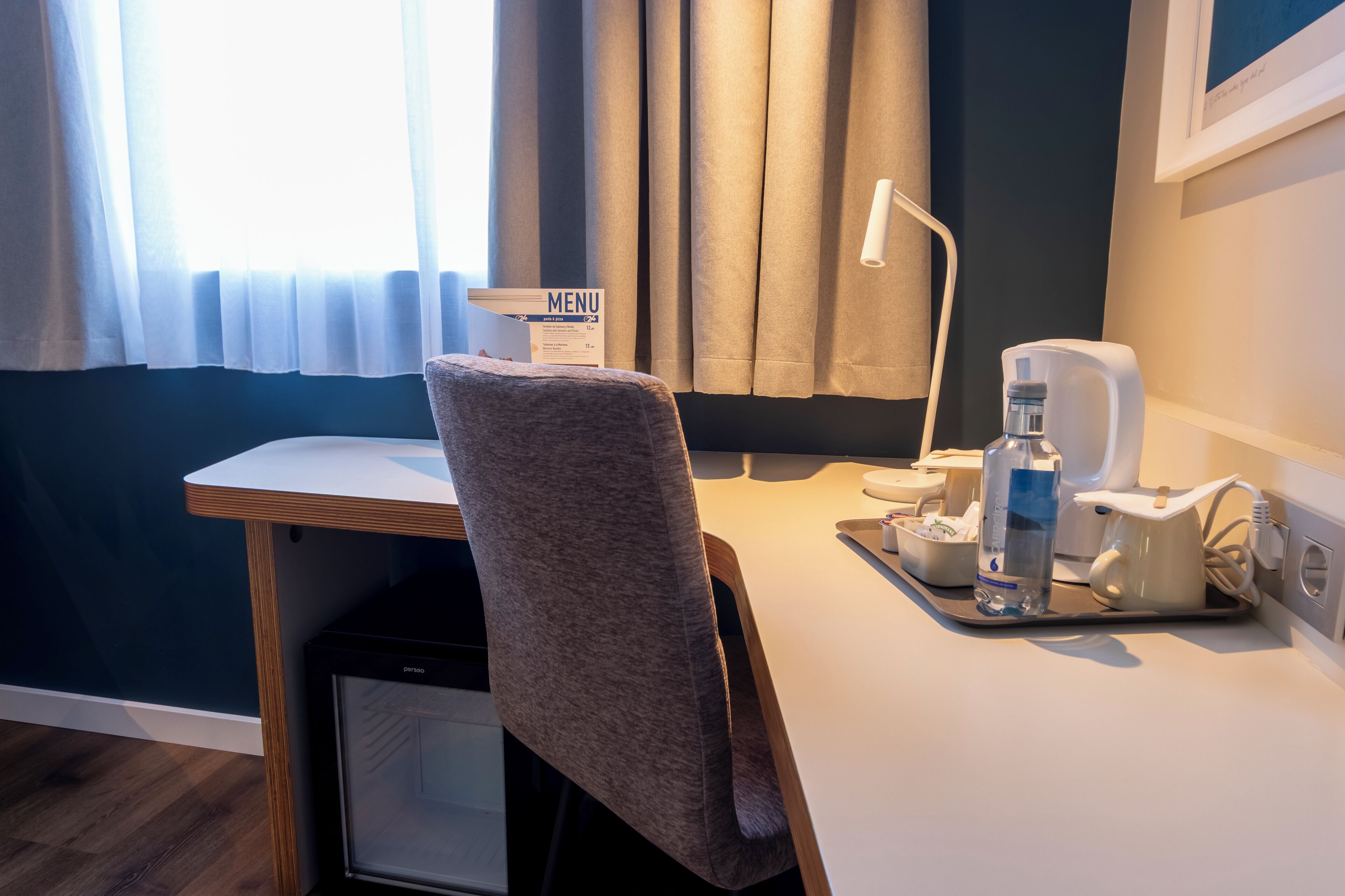 Skrivebord, blendingsgardiner, wi-fi (inkludert) og sengetøy